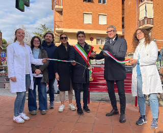 Pesaro - Una panchina rossa davanti alla farmacia di Soria per dire no al femminicidio